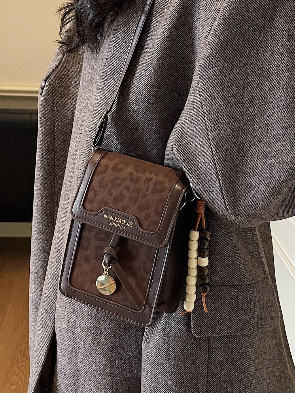 Cell Phone Crossbody Bag for Women Leopard Print PU Leather Purse with Charms Fashion Mini Shoulder Bag for Daily Shopping